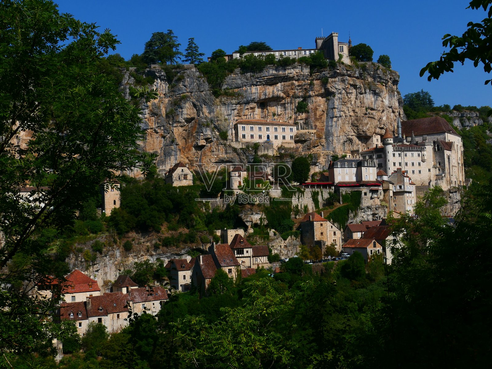 悬挂在悬崖上的中世纪小镇罗卡马杜尔，洛特照片摄影图片