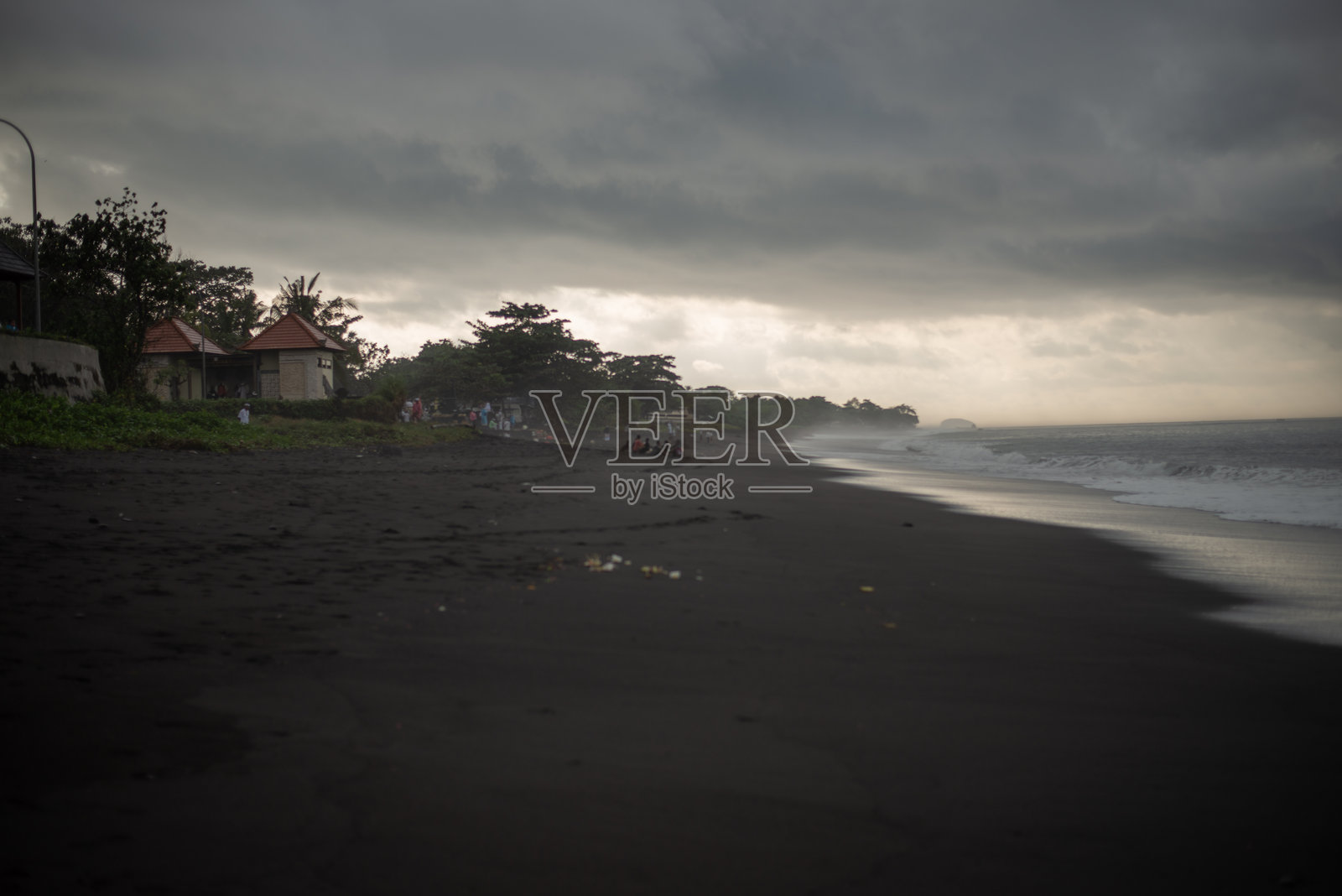 巴厘岛佩辛甘海滩的黑沙滩照片摄影图片
