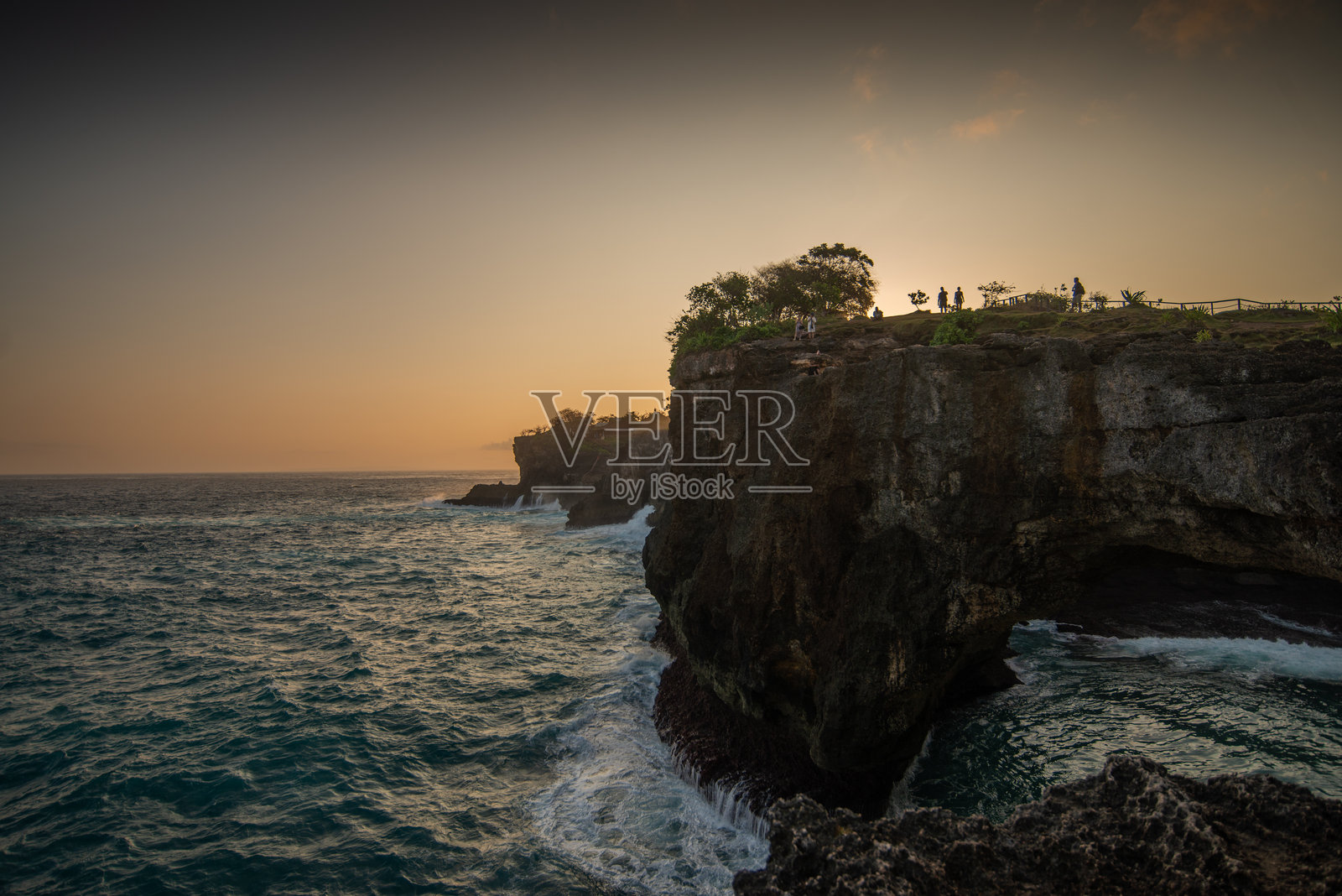努萨佩尼达巴厘岛破碎海滩自然拱门的美景照片摄影图片