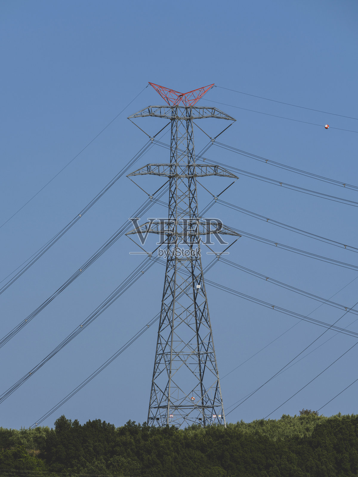 从工厂到城市区域的高压电线照片摄影图片