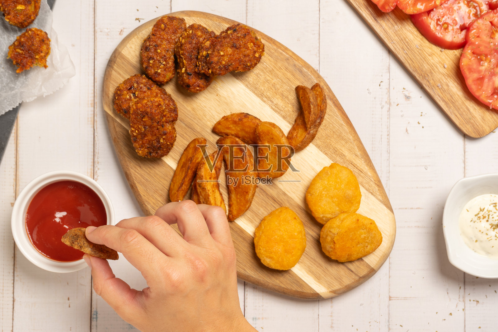 炸土豆和鸡块摆放在桌子上照片摄影图片