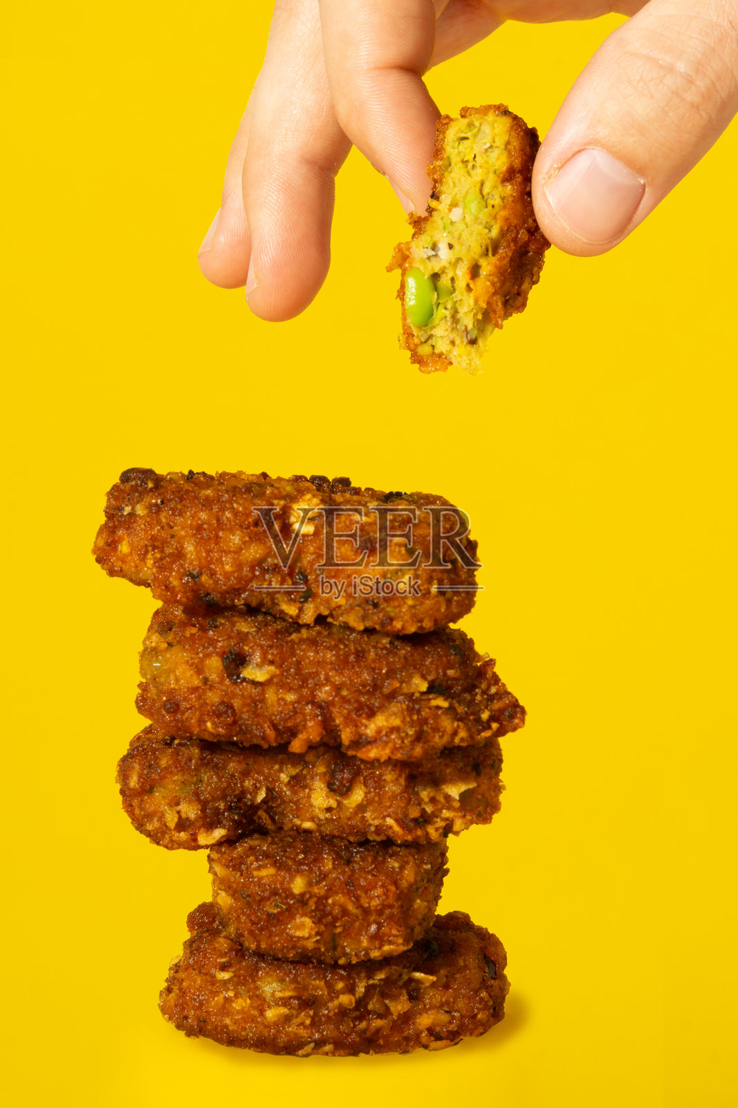 一堆素食脆皮块放在黄色背景上照片摄影图片