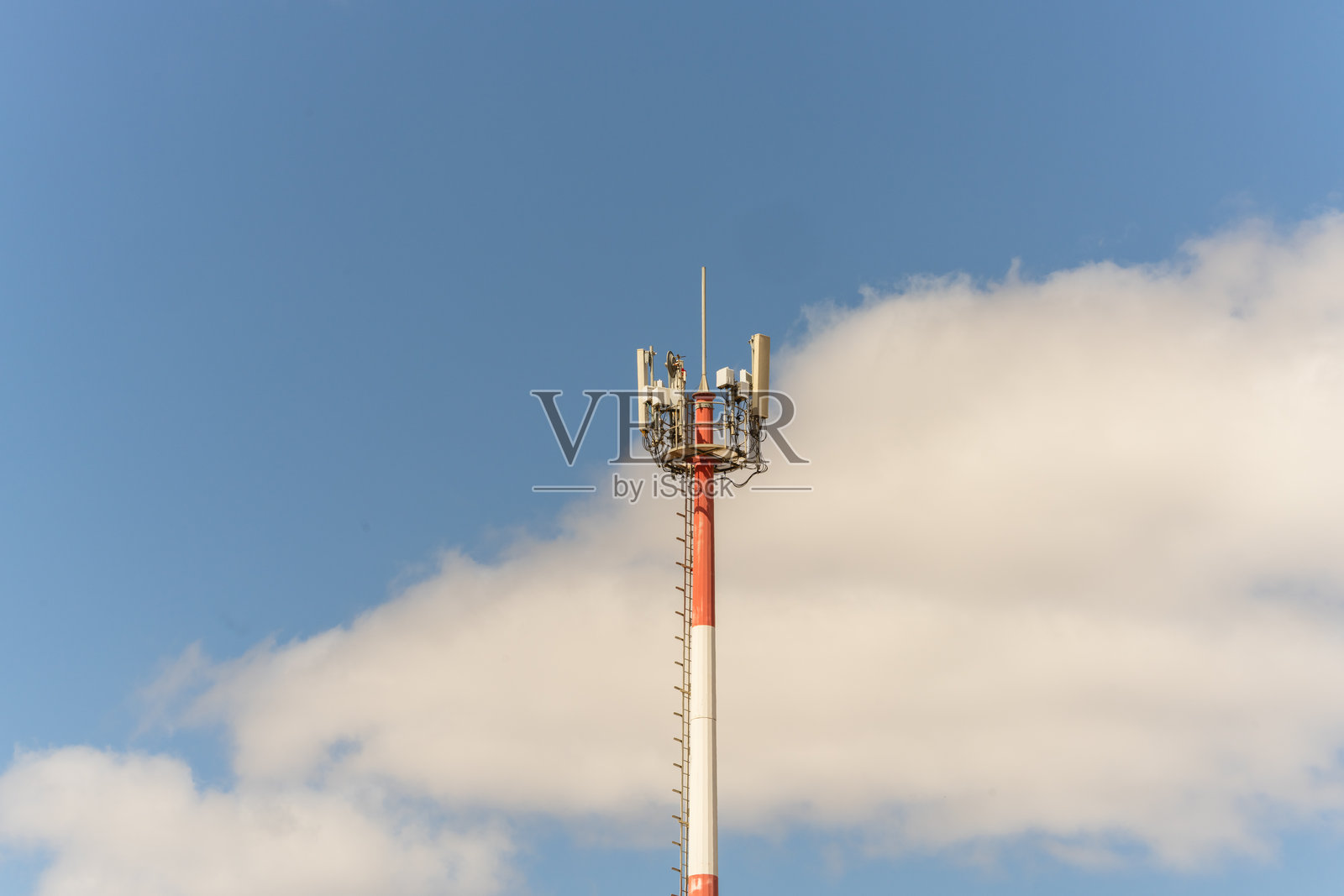 蓝天背景下的红白色移动天线照片摄影图片