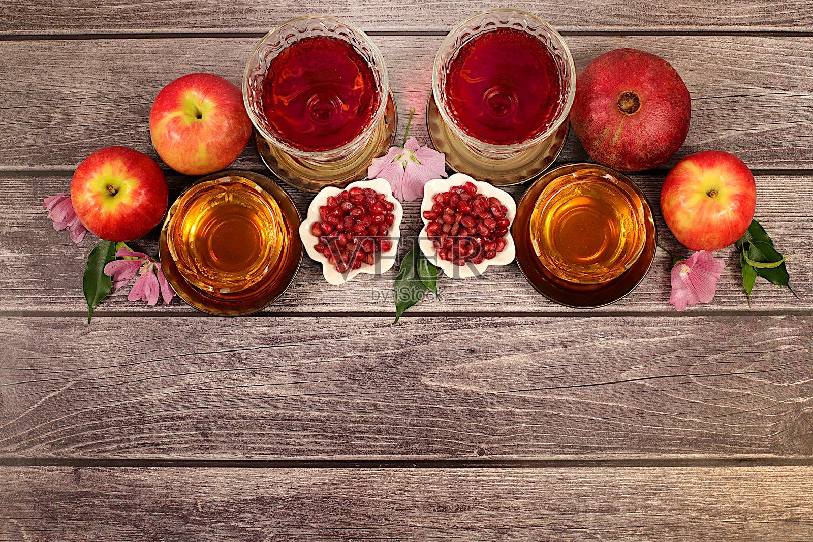 创意秋季构图，适用于犹太节日罗什哈沙那，留有祝贺的空间。包含犹太新年的象征，模板中有蜂蜜、苹果、石榴、红酒和花卉。照片摄影图片