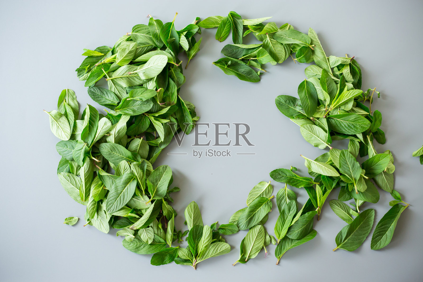 新鲜薄荷束放在灰色表面上照片摄影图片