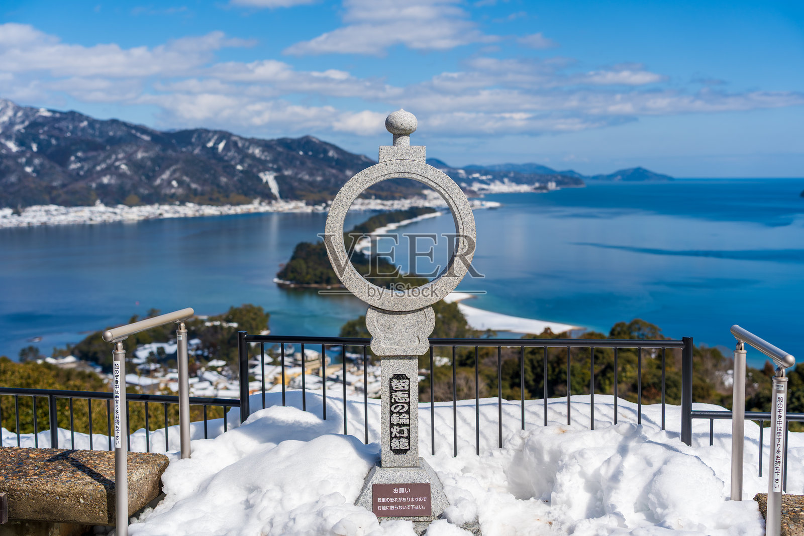 智慧之环石灯笼俯瞰雪-covered天桥，宫津，京都，日本照片摄影图片