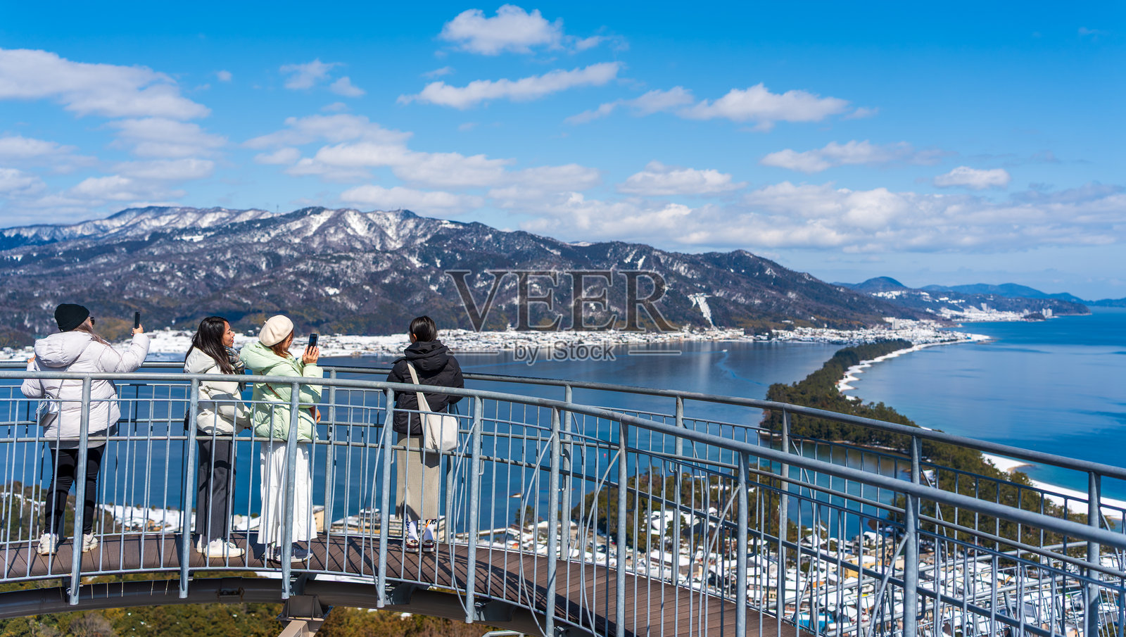 飞龙观海螺旋空中步道，俯瞰雪景中的天桥。日本京都宫津市照片摄影图片