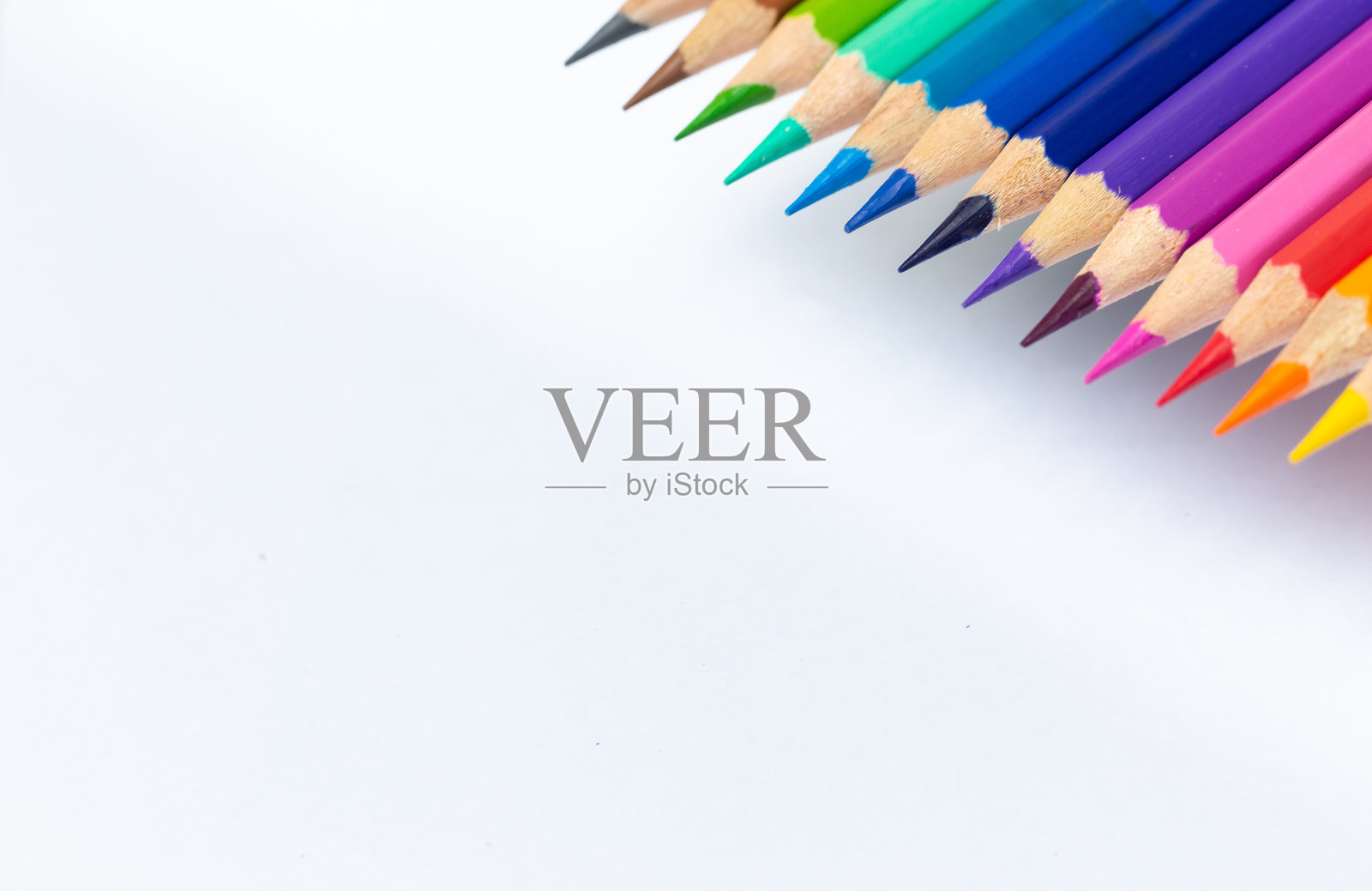 彩色铅笔在白色背景上对角放置的特写。留出空间用作背景图像。照片摄影图片