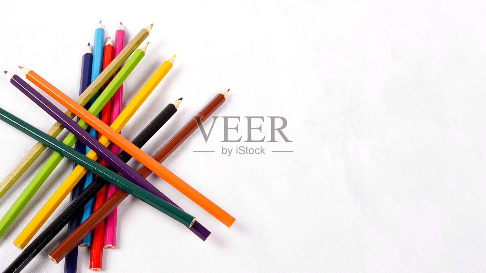 随便一堆彩色铅笔。白色背景上的彩色铅笔。近距离，隔离和复制空间照片摄影图片