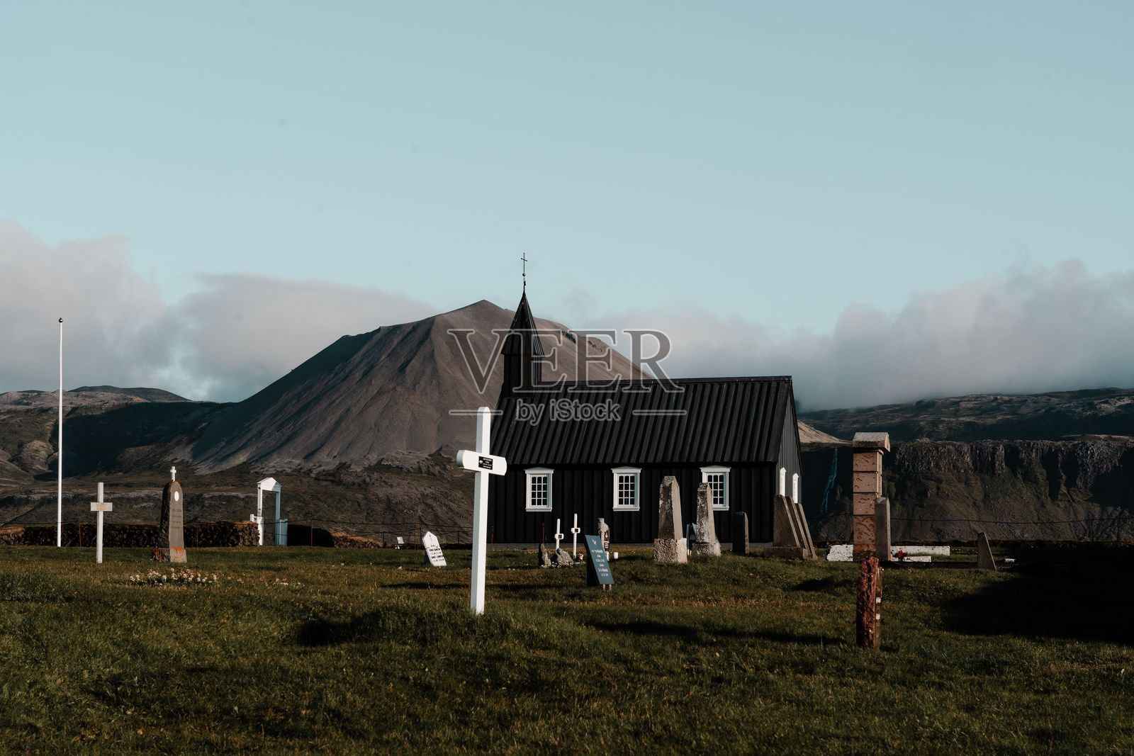 冰岛布迪尔黑教堂的美丽景色，背景是雄伟的山脉照片摄影图片