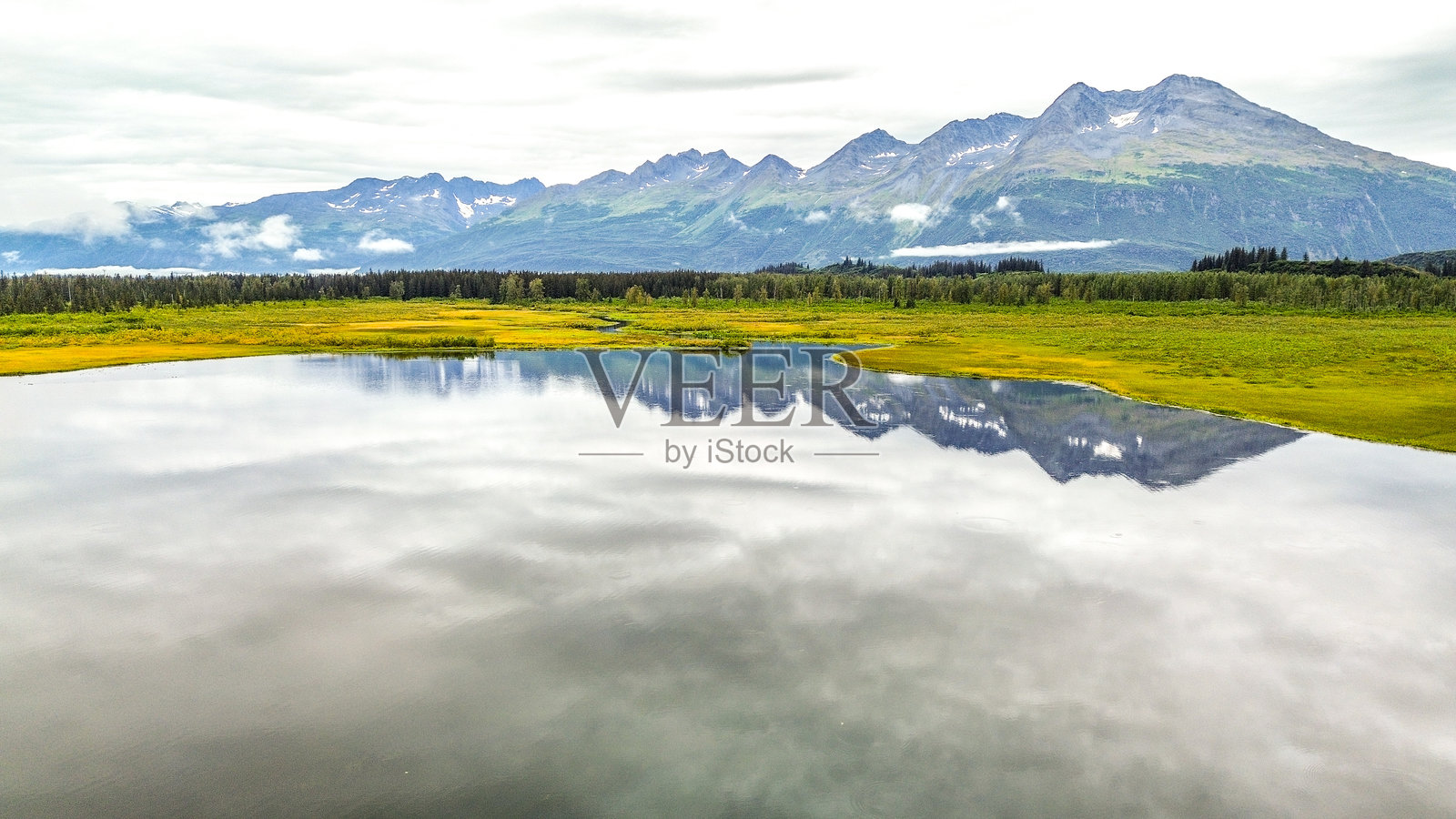 阿拉斯加的湖泊与山脉倒影照片摄影图片