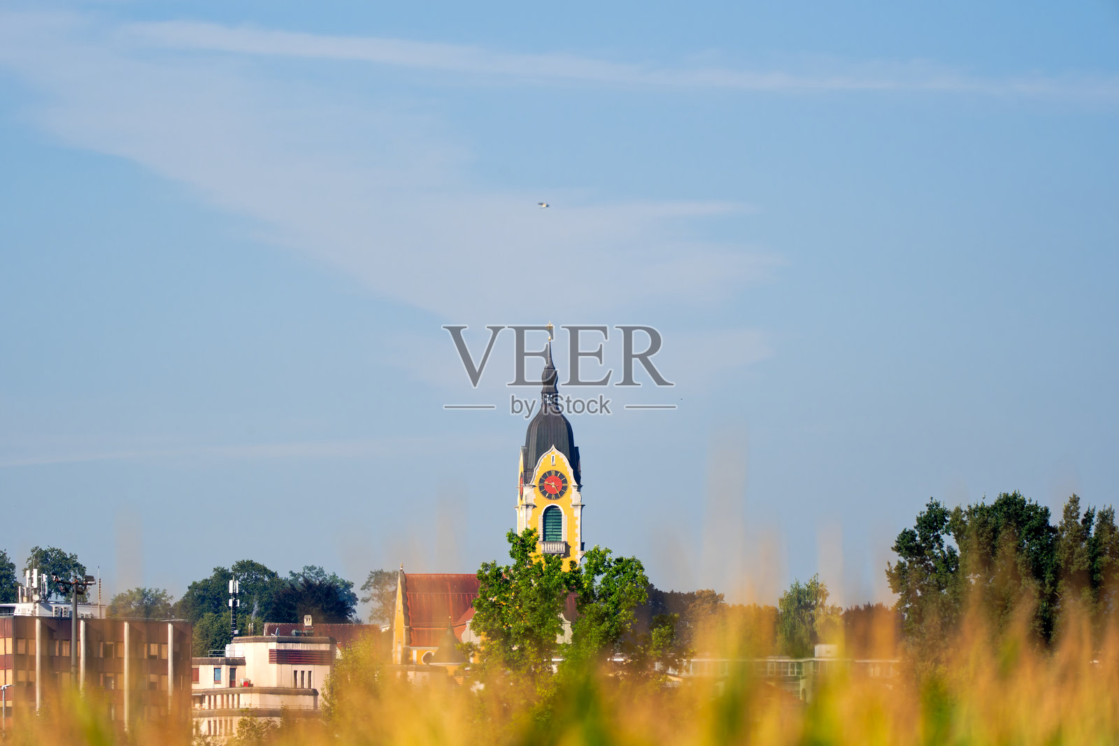 阳光明媚的夏日，瑞士埃门市的格尔利斯维尔教堂钟楼的风景如画。照片摄影图片