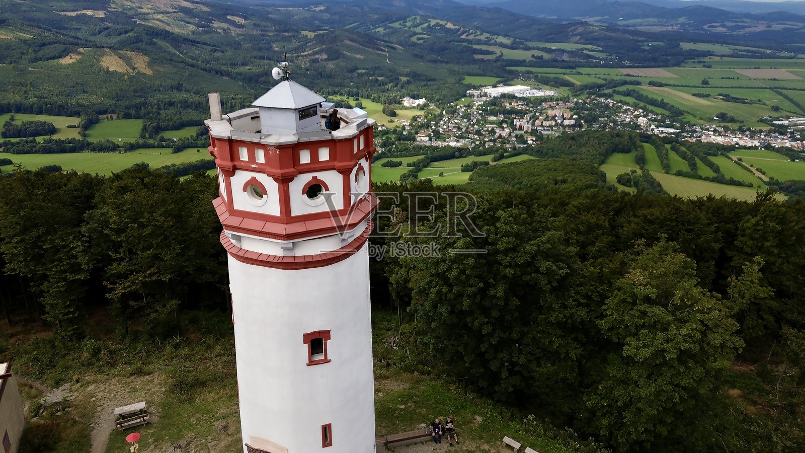观察波兰奥帕夫山脉比斯库皮亚科帕山顶的古老塔楼。从山顶俯瞰捷克和波兰的山谷。照片摄影图片