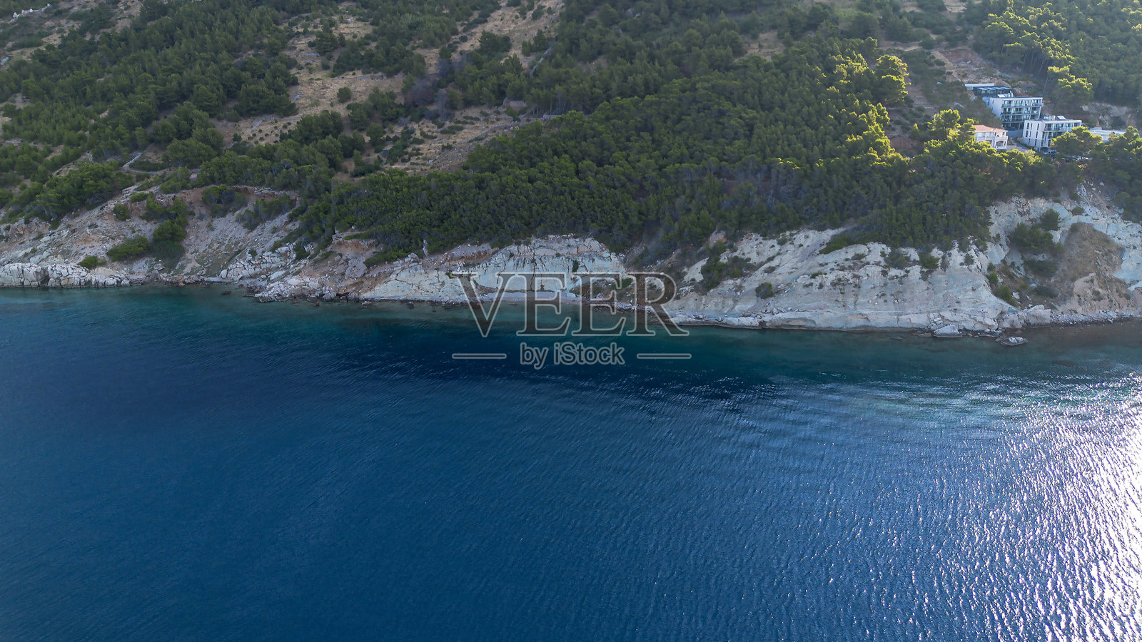 克罗地亚马卡尔斯卡的美丽亚得里亚海岸线鸟瞰图。无人机拍摄。照片摄影图片