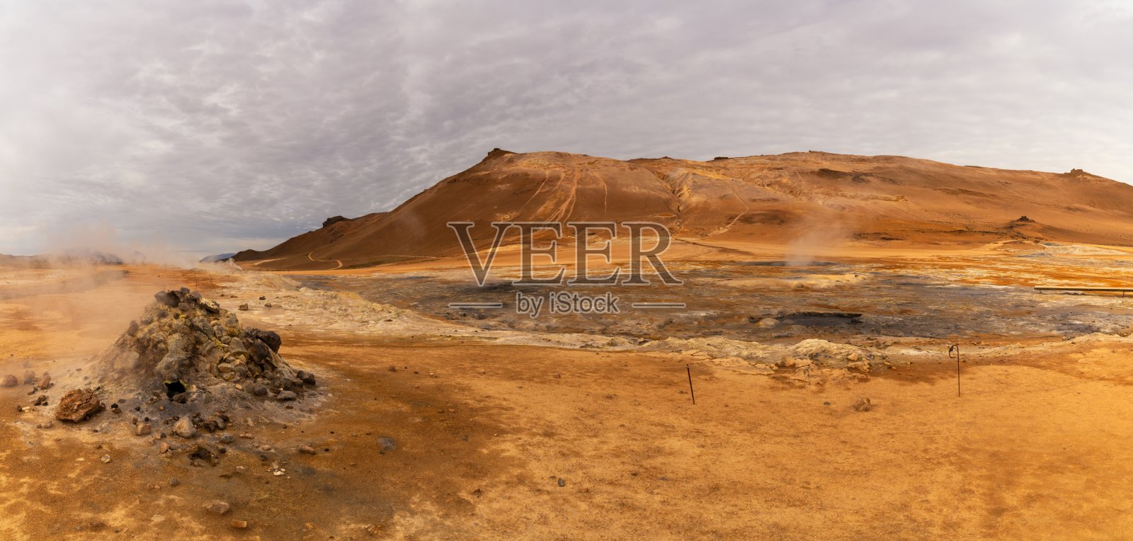 北冰岛Namafjall山和Hverir地热区的全景风景。照片摄影图片