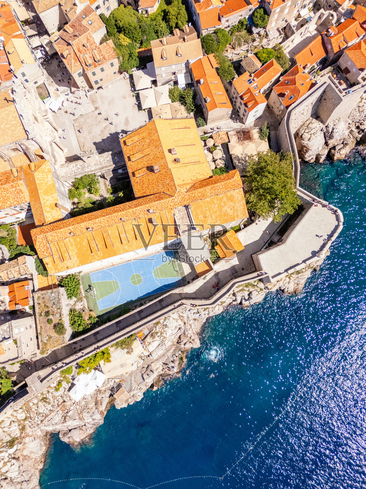 海滨小镇的鸟瞰图，带有篮球场照片摄影图片
