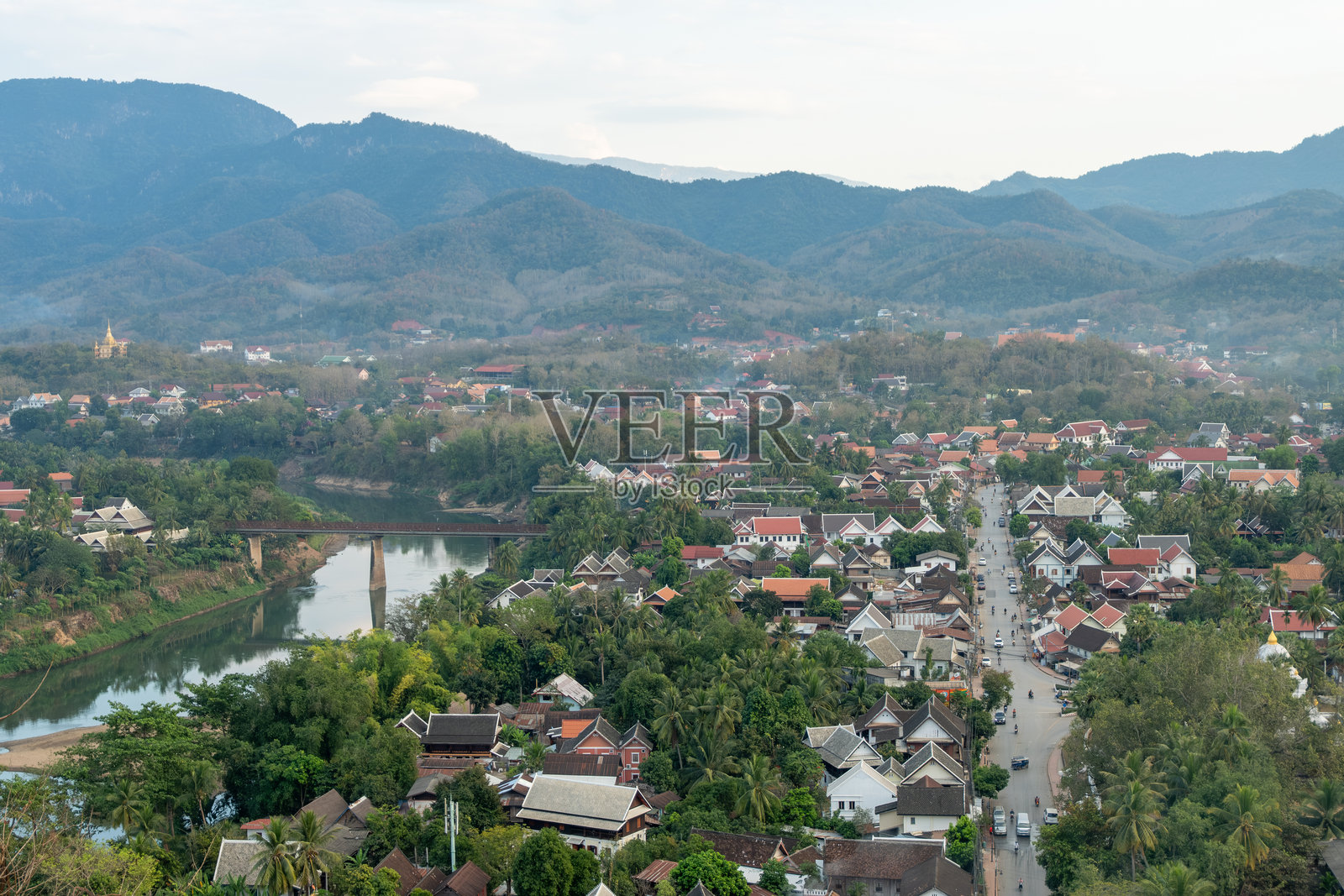 老挝琅勃拉邦普西山上的风景，背景是云雾缭绕的山脉。照片摄影图片