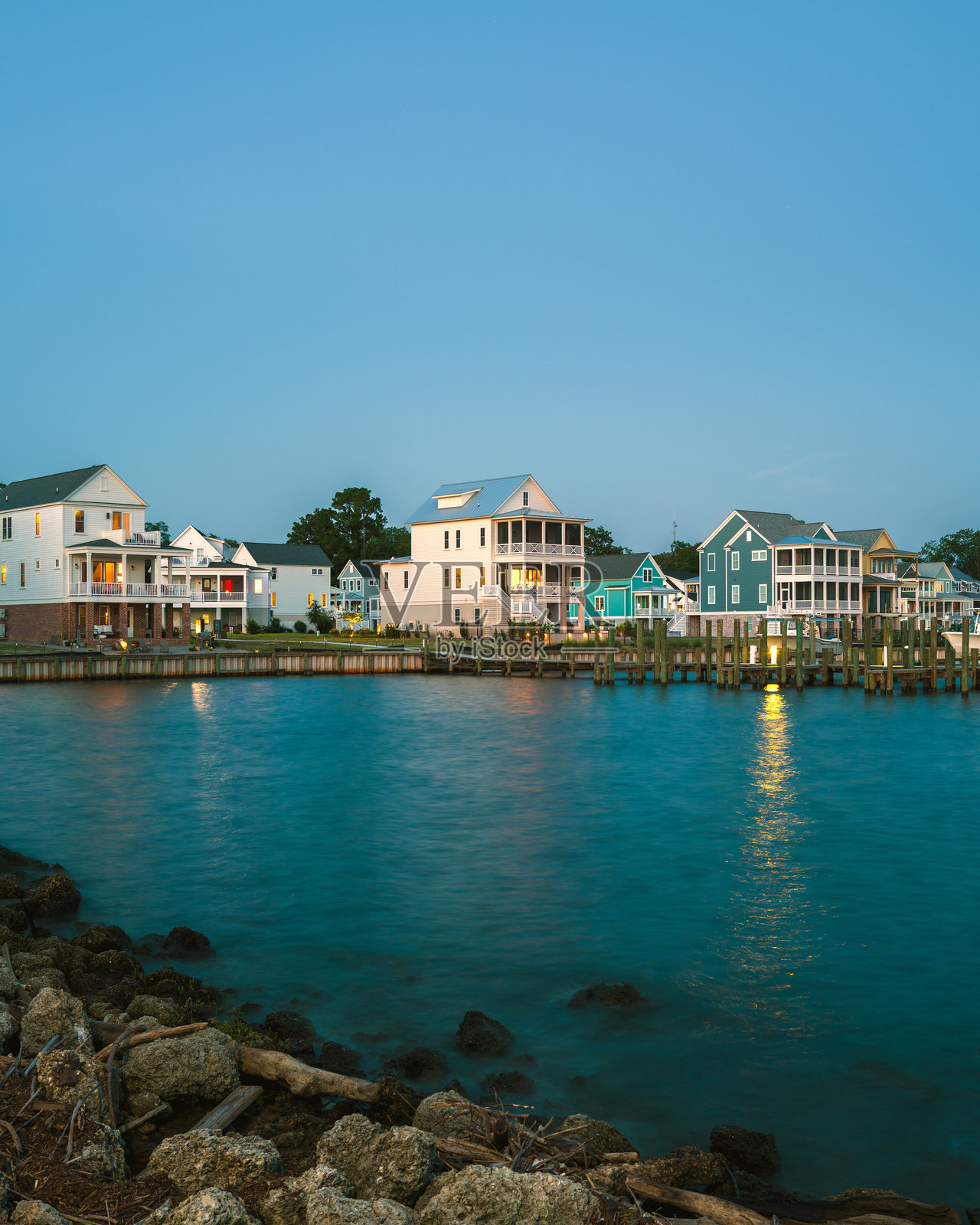 北卡罗来纳州新水滨社区住宅和船坞 - 日落 - 夜晚照片摄影图片