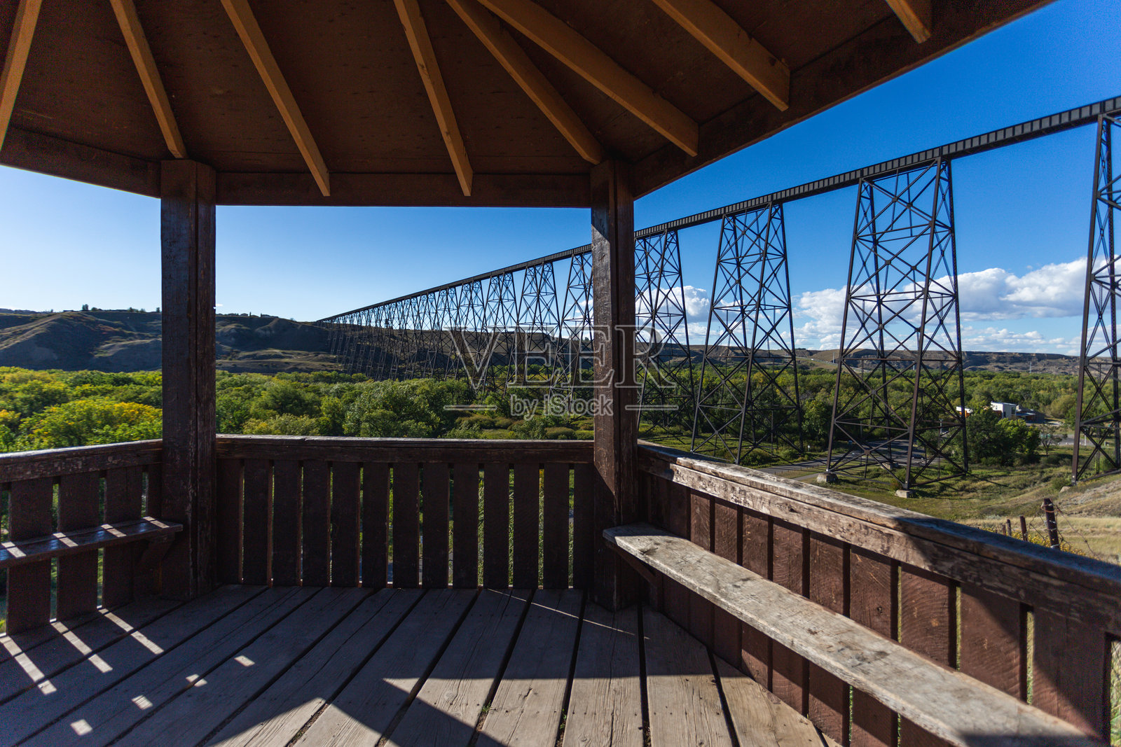 俯瞰风景的木质庇护所与高耸的桥梁照片摄影图片