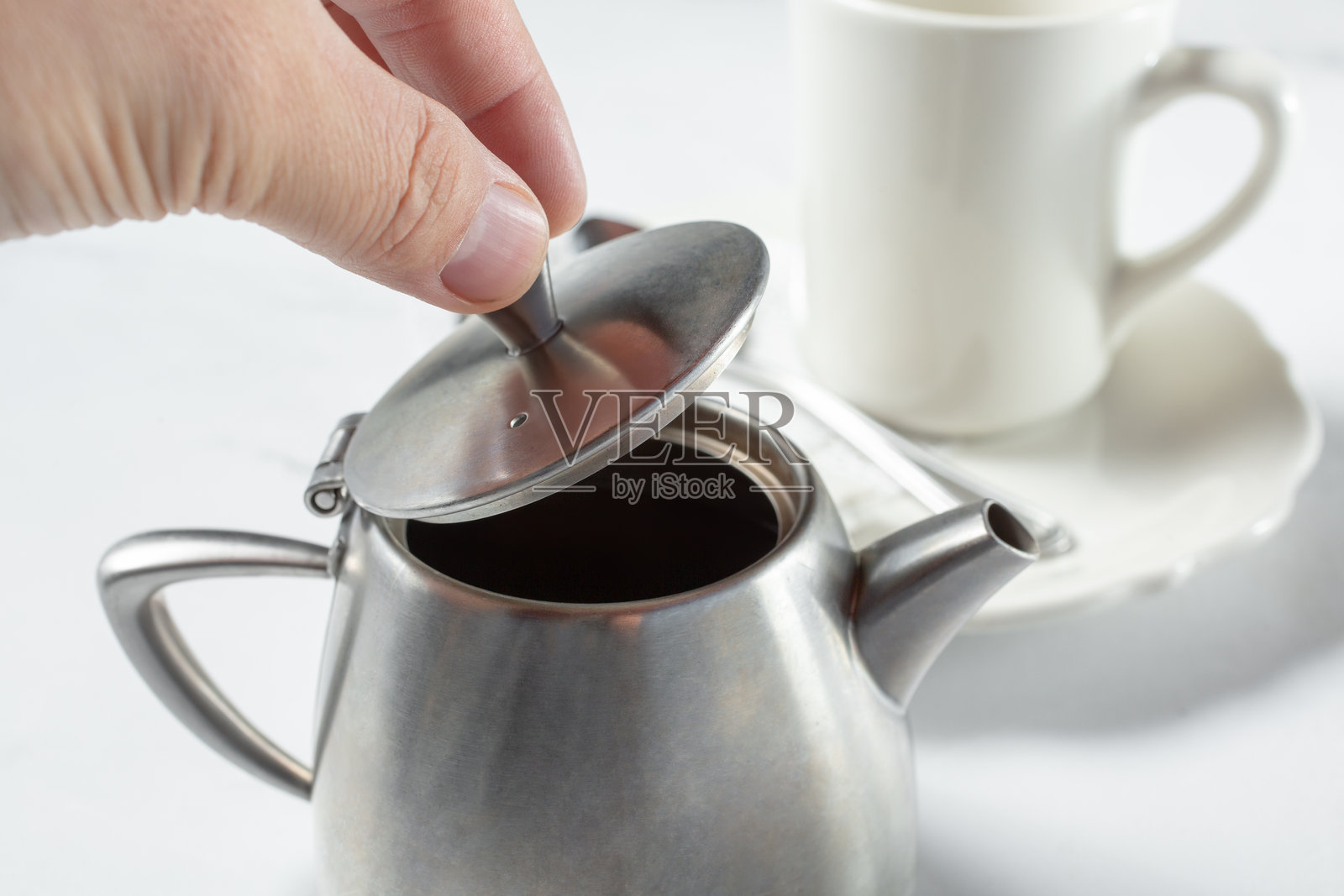 手抬起盖子照片摄影图片