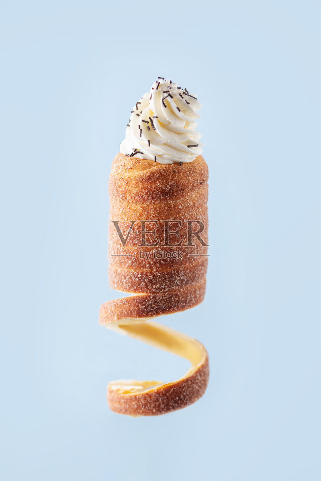 Czech trdelnik or Hungarian kurtosh kalach. Roasted pastries with sugar and cinnamon照片摄影图片