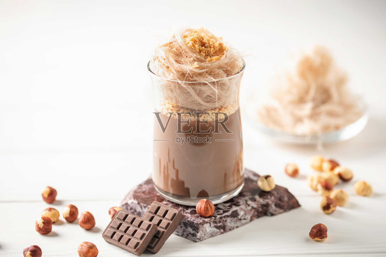 Persian Fairy Floss Pudding. Chocolate pudding or panna cotta with nuts and cotton candy or pismaniye or pashmak照片摄影图片