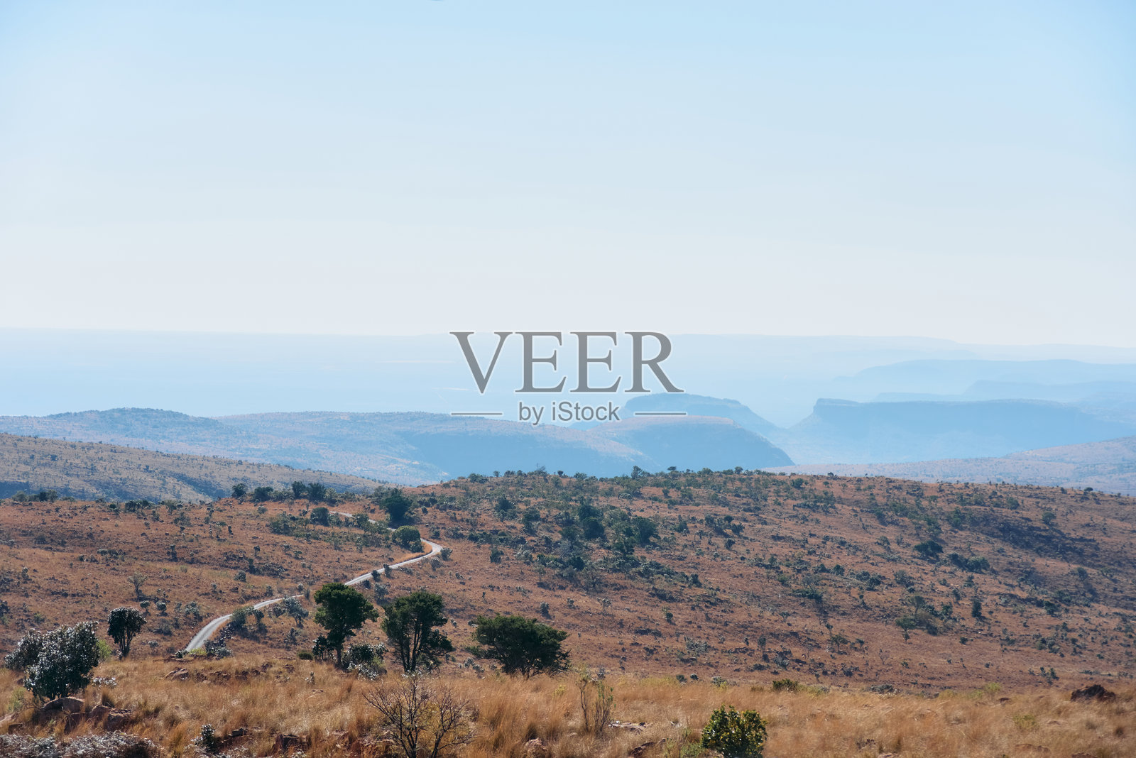 南非林波波省马拉凯勒国家公园的野生动物园 safari 驾驶，拥有壮观的山脉、草原和野生动物栖息地的美丽景色。景观结合了崎岖的山峰、开阔的草地和自然荒野。照片摄影图片