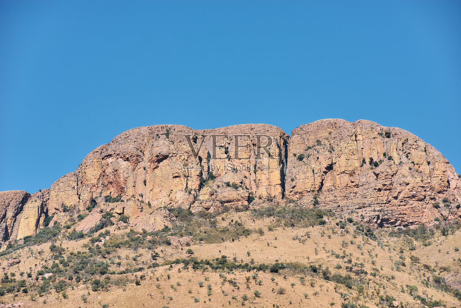 南非林波波省马拉凯勒国家公园的野生动物园 safari 驾驶，拥有壮观的山脉、草原和野生动物栖息地的美丽景色。景观结合了崎岖的山峰、开阔的草地和自然荒野。照片摄影图片