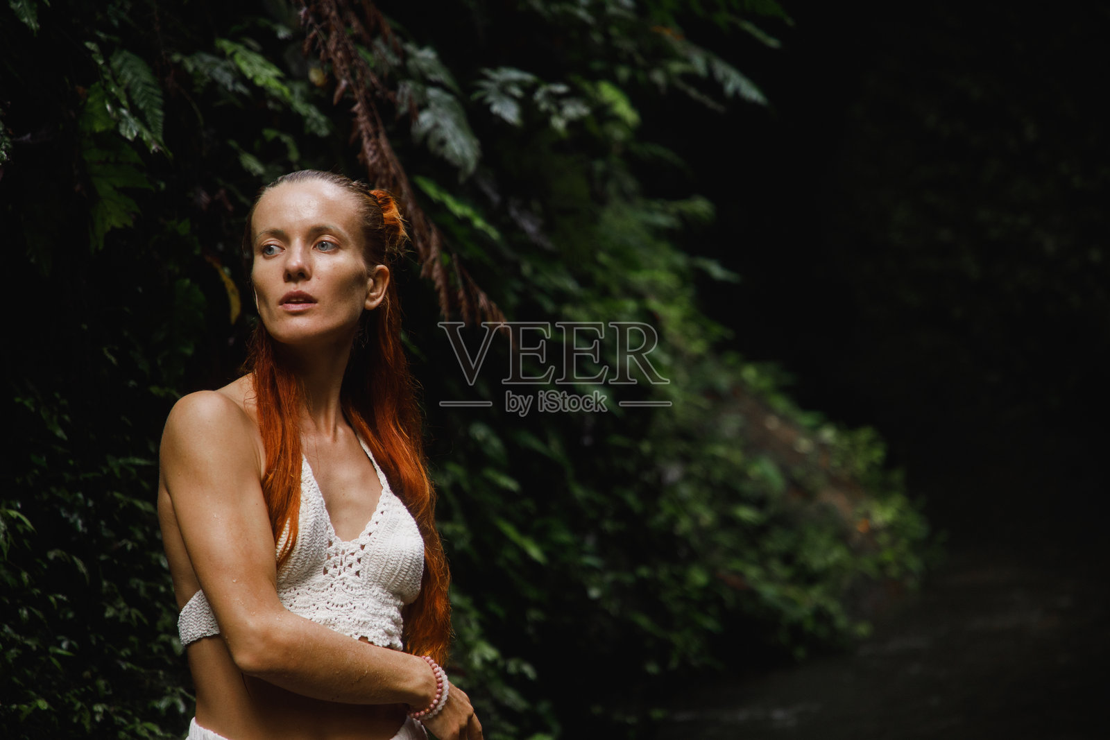 热发女子置身于热带户外环境的郁郁葱葱的绿意中照片摄影图片