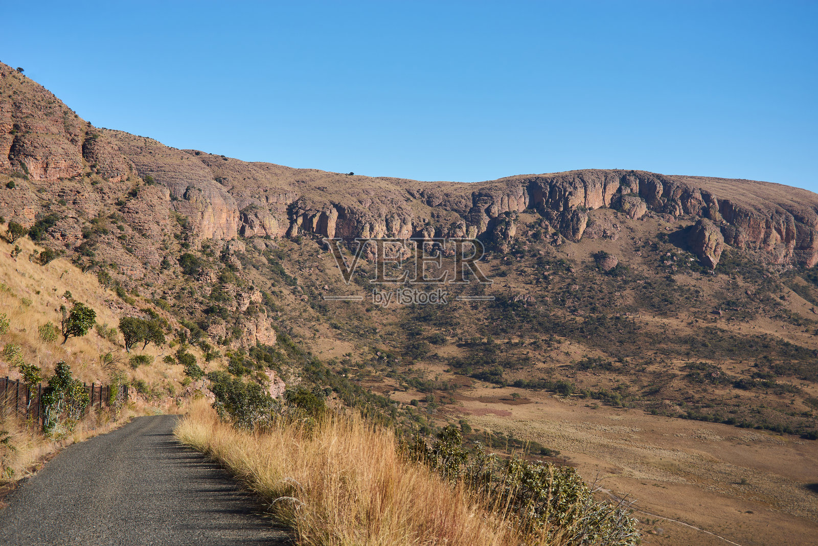 南非林波波省马拉凯勒国家公园的野生动物园 safari 驾驶，拥有壮观的山脉、草原和野生动物栖息地的美丽景色。景观结合了崎岖的山峰、开阔的草地和自然荒野。照片摄影图片