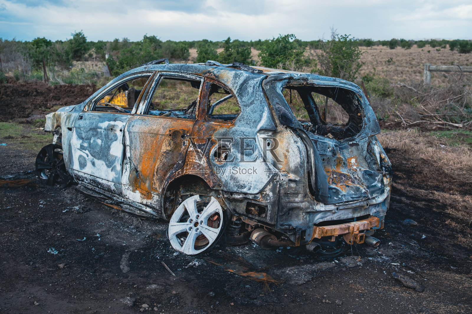 乡村道路旁烧毁汽车的残骸风景图照片摄影图片