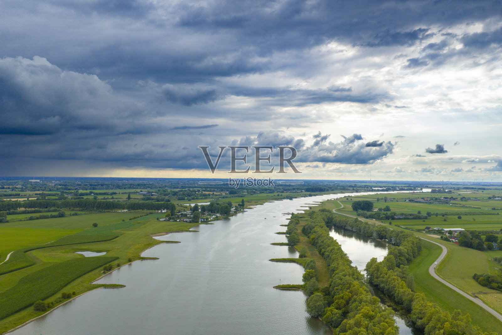 雷克河上方有雨云照片摄影图片