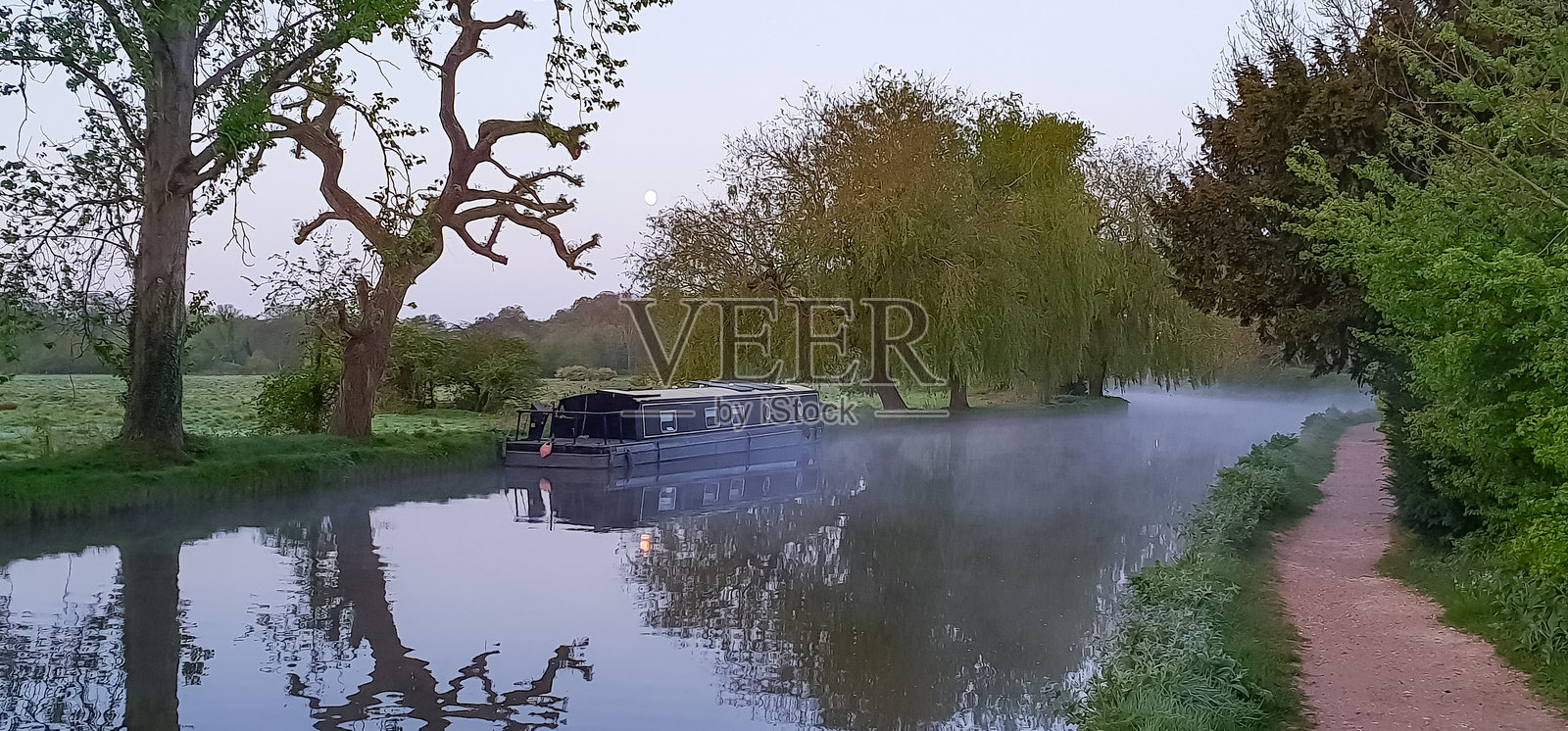 英格兰萨里州吉尔福德的韦河照片摄影图片