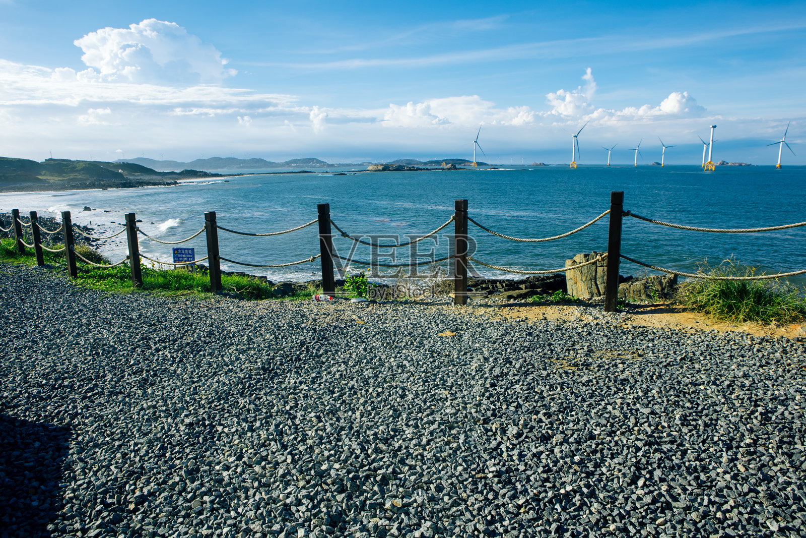 宽敞的海边石路 - 适合用作汽车广告的背景照片摄影图片