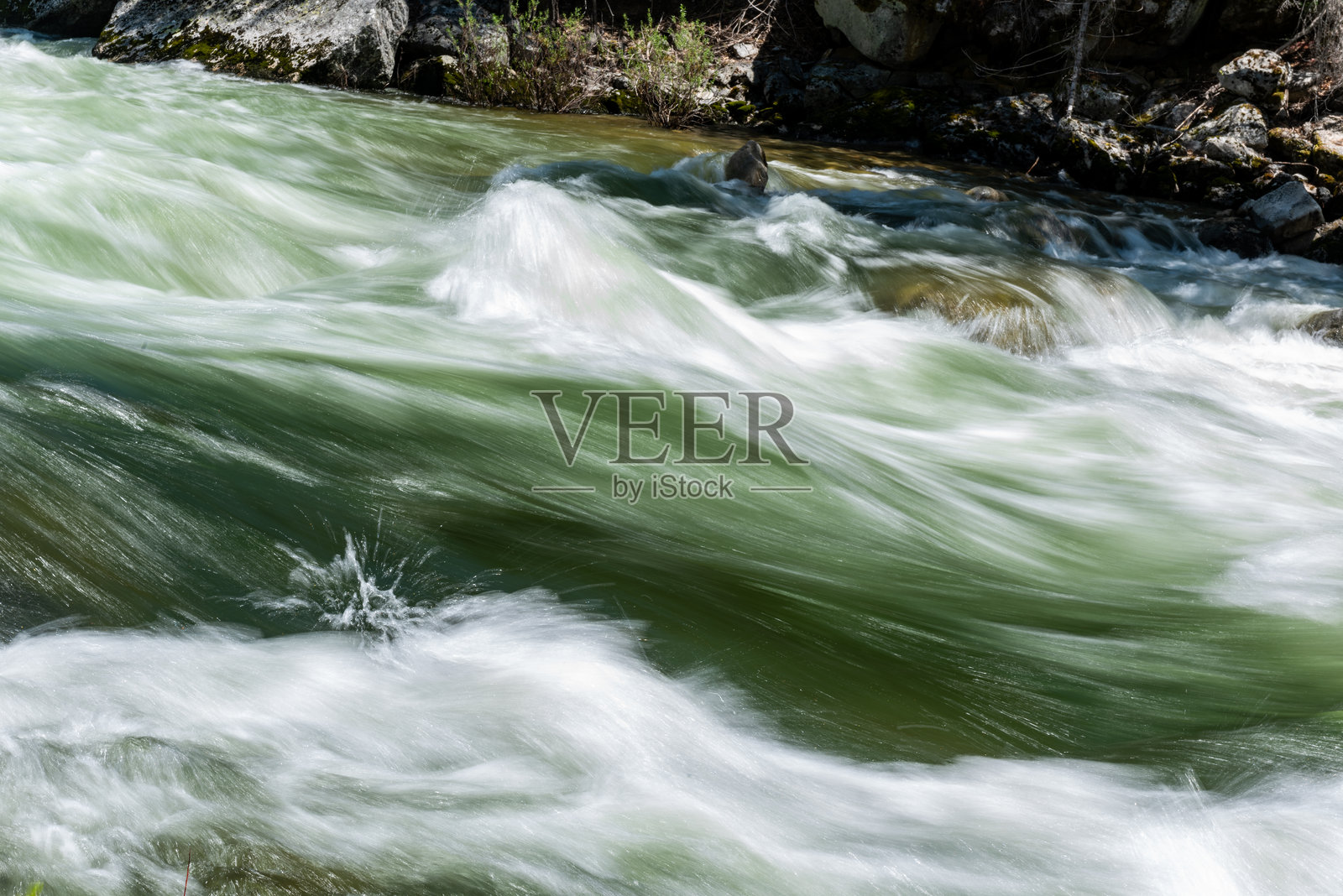 加利福尼亚州国王峡谷国家公园的灰熊瀑布野餐区照片摄影图片
