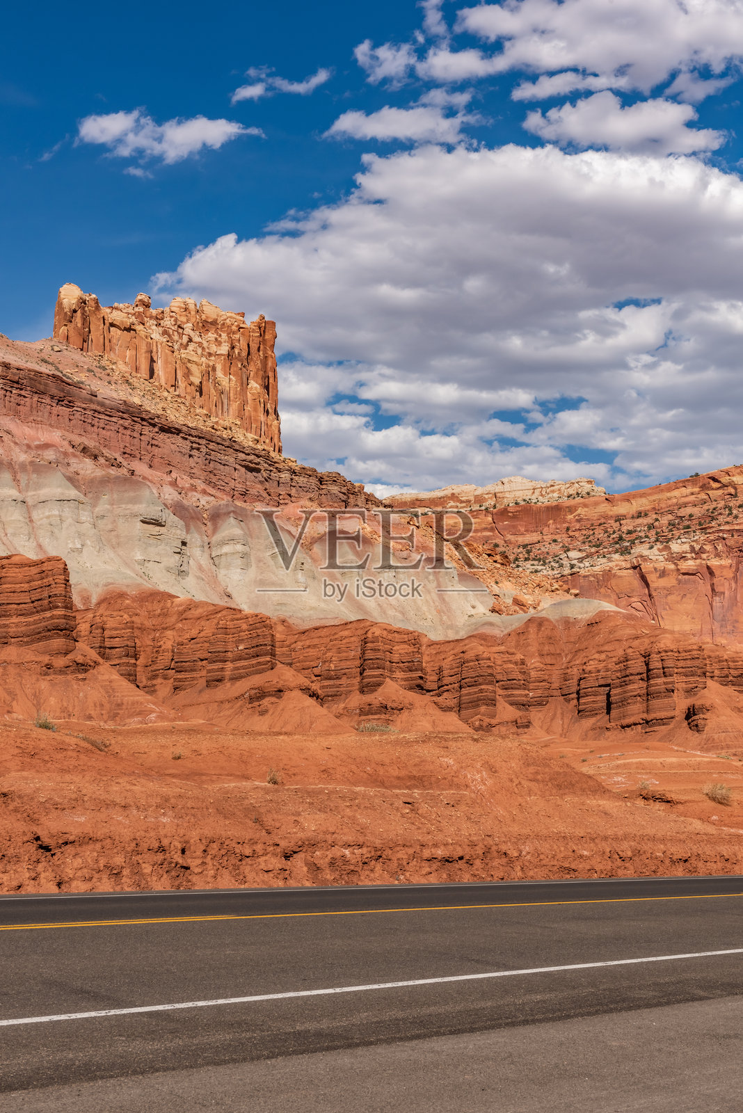 犹他州卡皮托尔峡谷国家公园的波纹墙照片摄影图片
