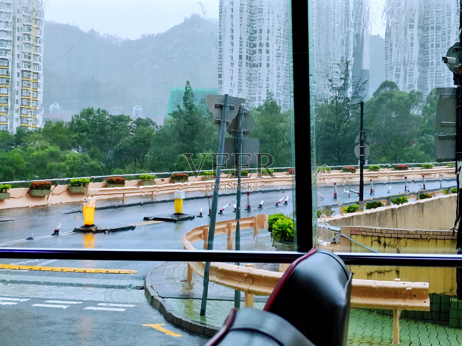 台风过后道路受损照片摄影图片