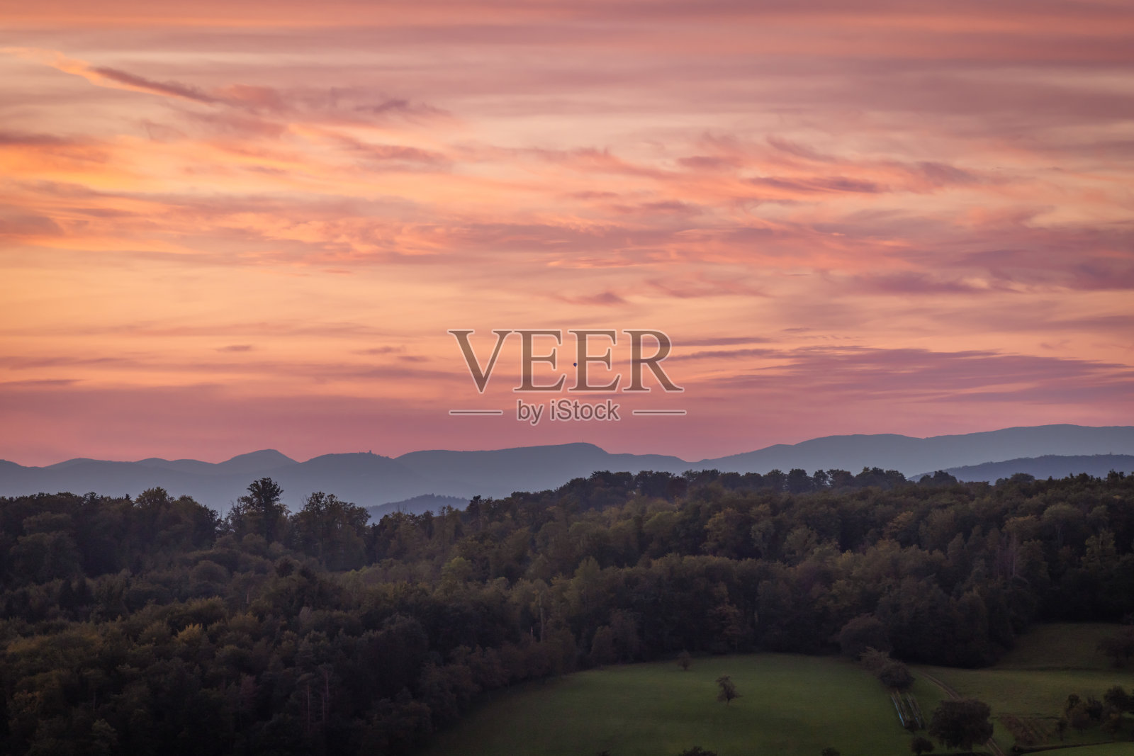 日落时的山景。照片摄影图片