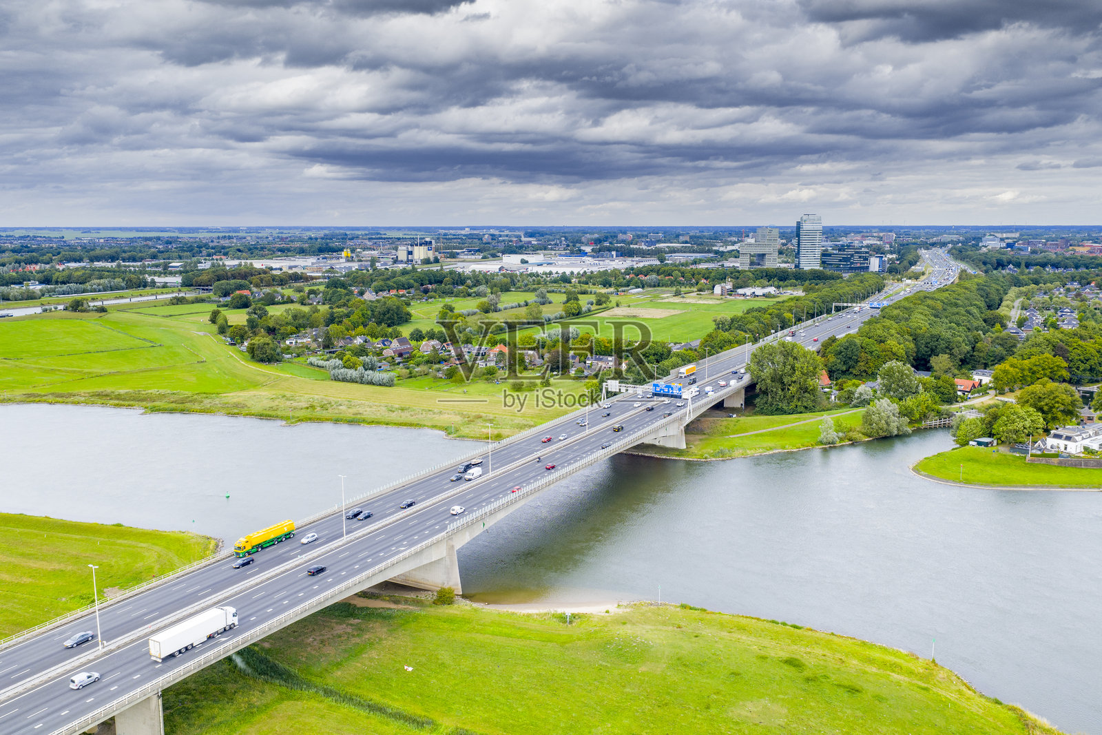 兹沃勒附近的艾瑟尔河桥照片摄影图片