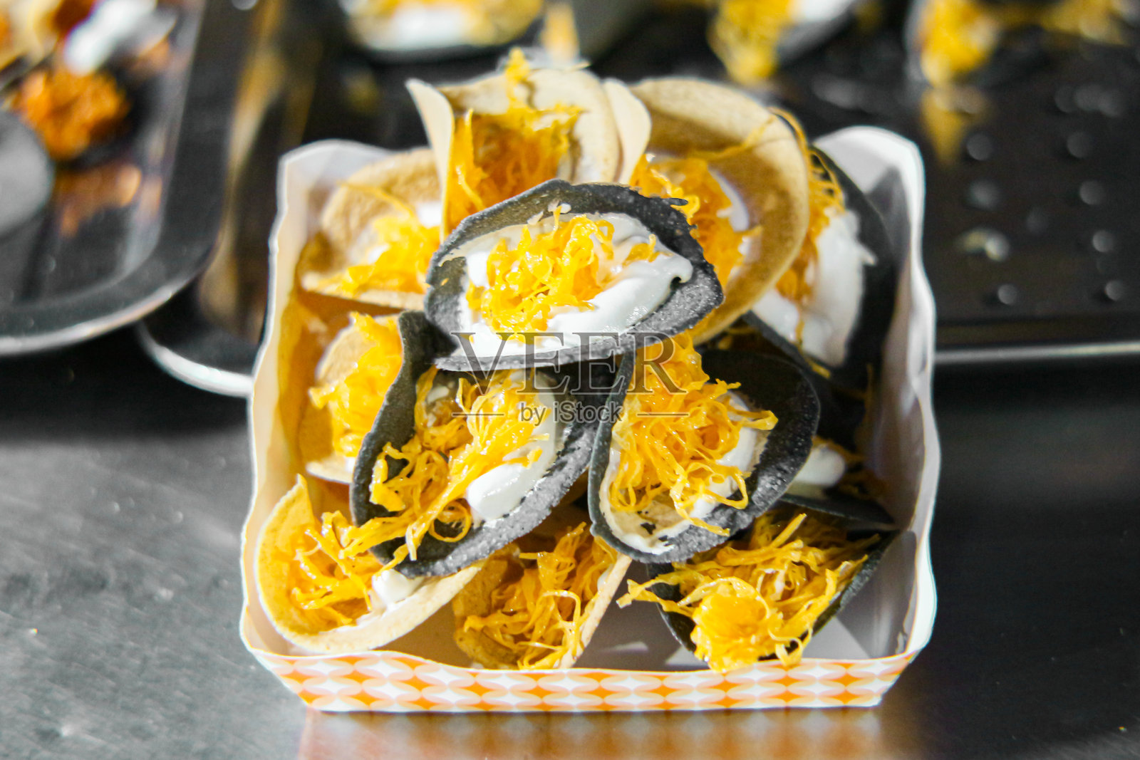 泰式传统脆饼，内填椰奶和金丝，是一种受欢迎的小吃。照片摄影图片