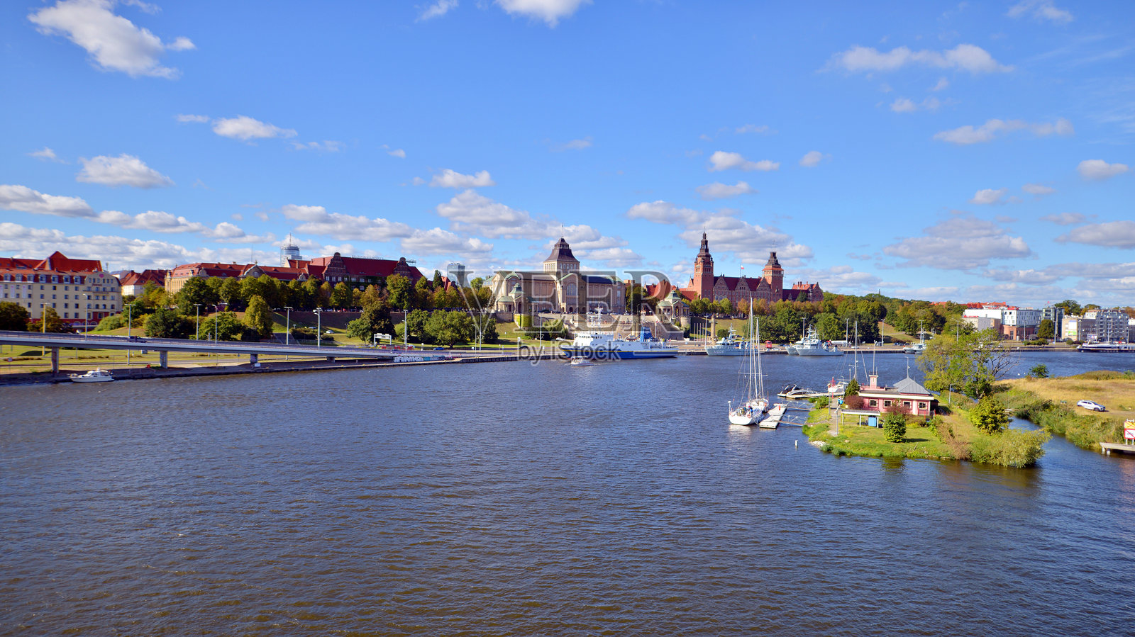 查布里沙夫和奥德河的景观。照片摄影图片