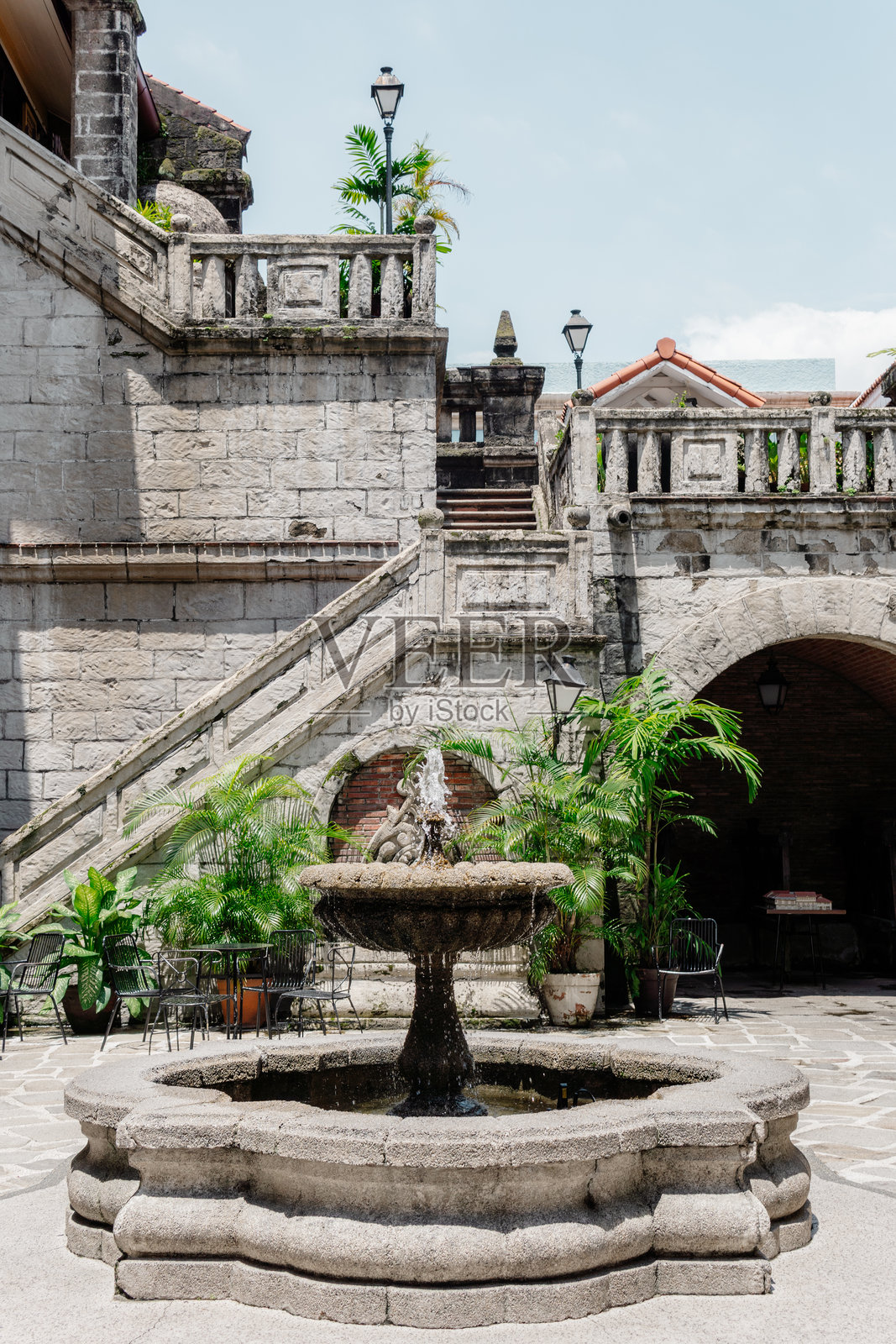 喷泉庭院与石阶 - 2025年8月31日。照片摄影图片