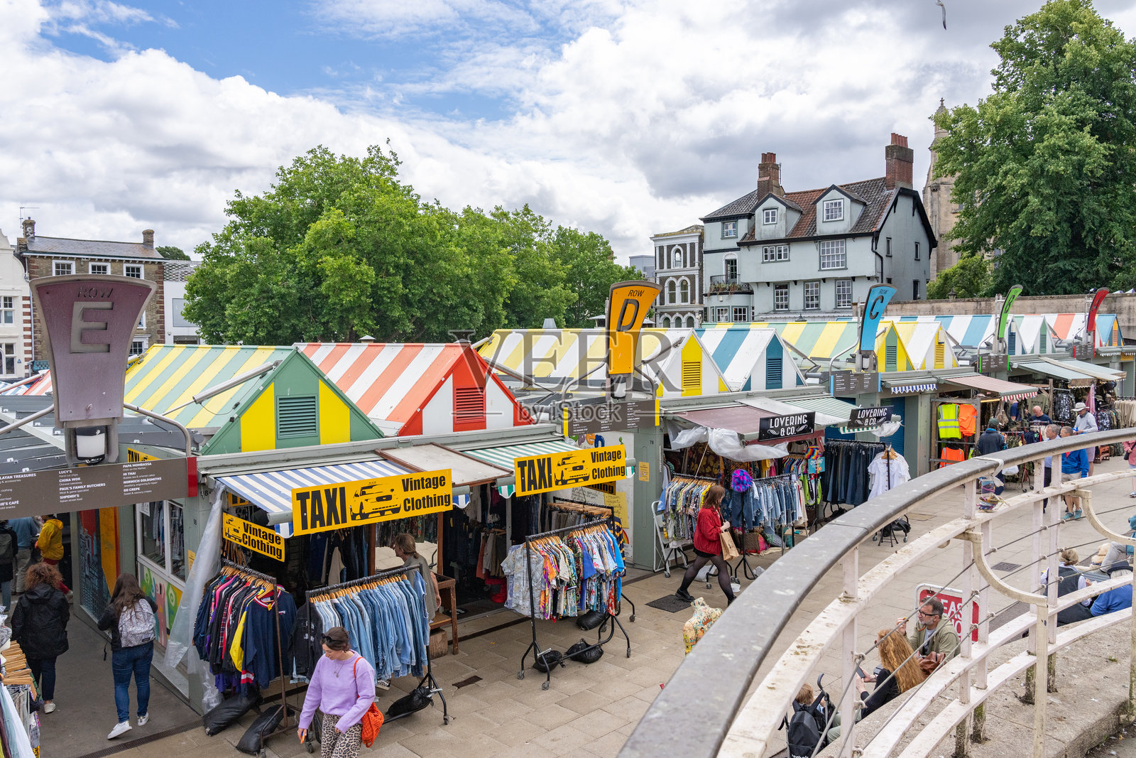 诺里奇市的市场,拥有条纹多彩的屋顶和复古的氛围,还有人们在其中。照片摄影图片