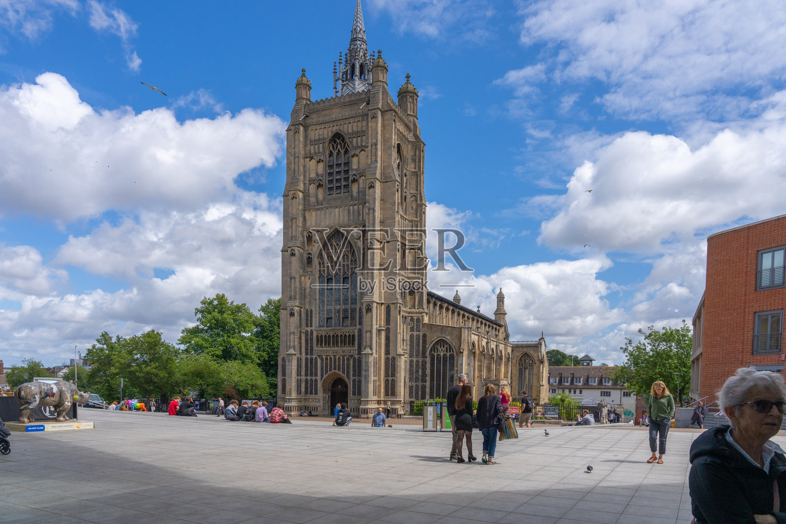 城市中的哥特式教堂高塔照片摄影图片