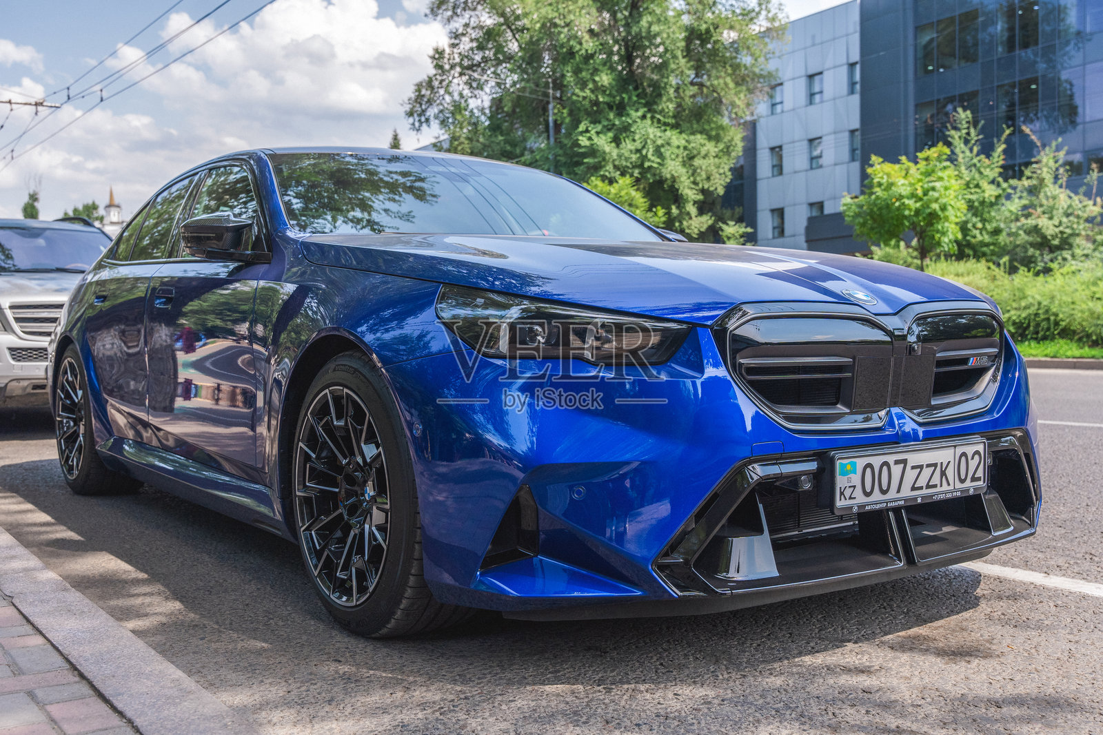 停车场中的宝马M5 G60照片摄影图片