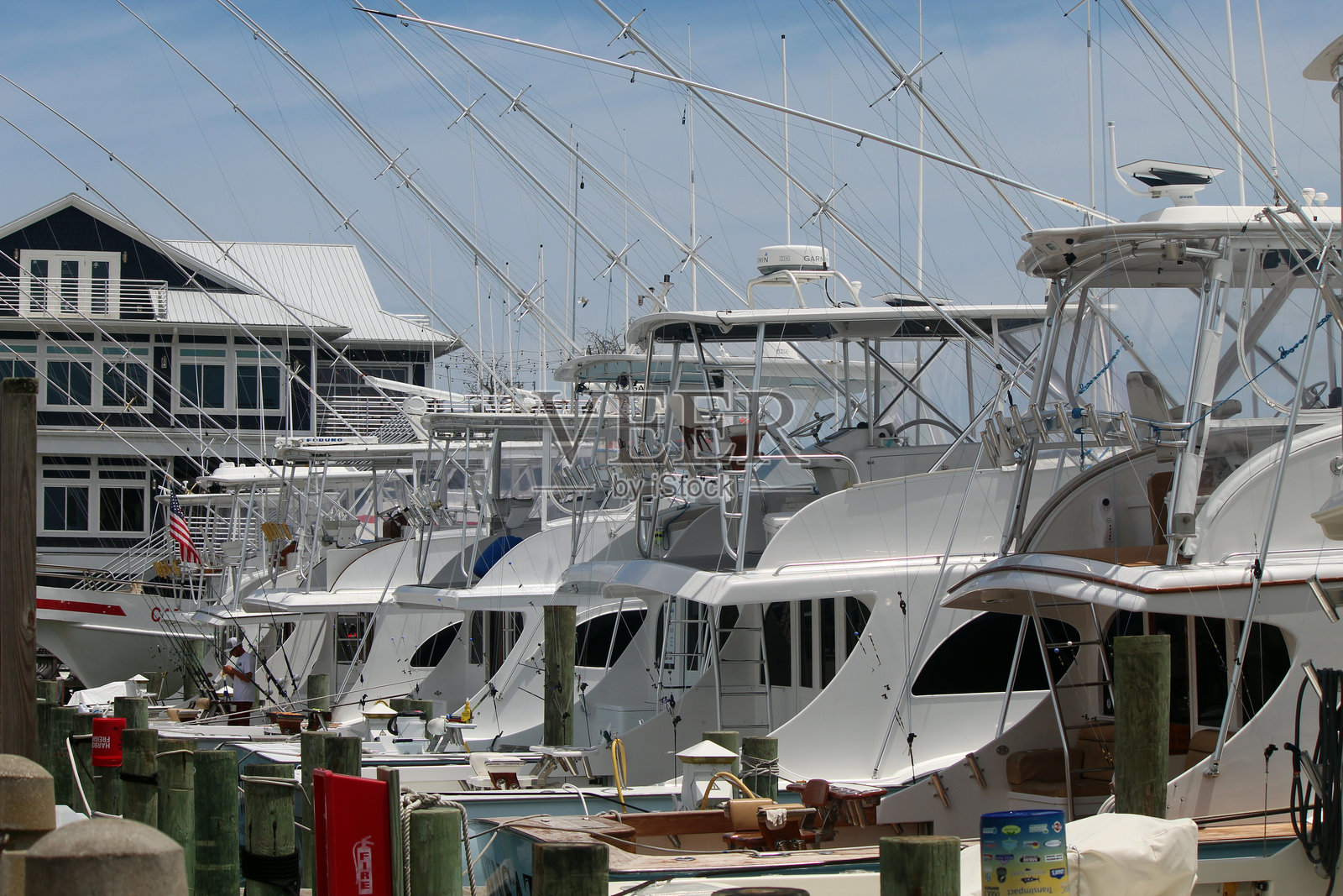 停靠在码头的运动钓鱼船照片摄影图片