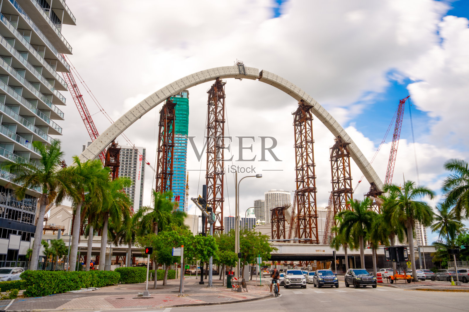 迈阿密市中心北比斯坎大道的景观。正在建设中的桥梁和高层建筑的视图。照片摄影图片