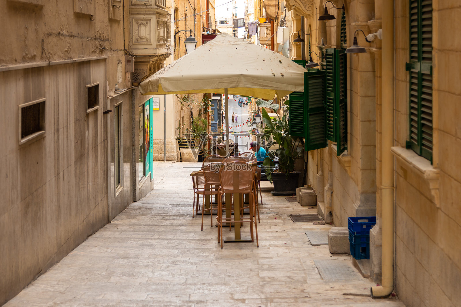 马耳他瓦莱塔的狭窄街道咖啡馆。照片摄影图片