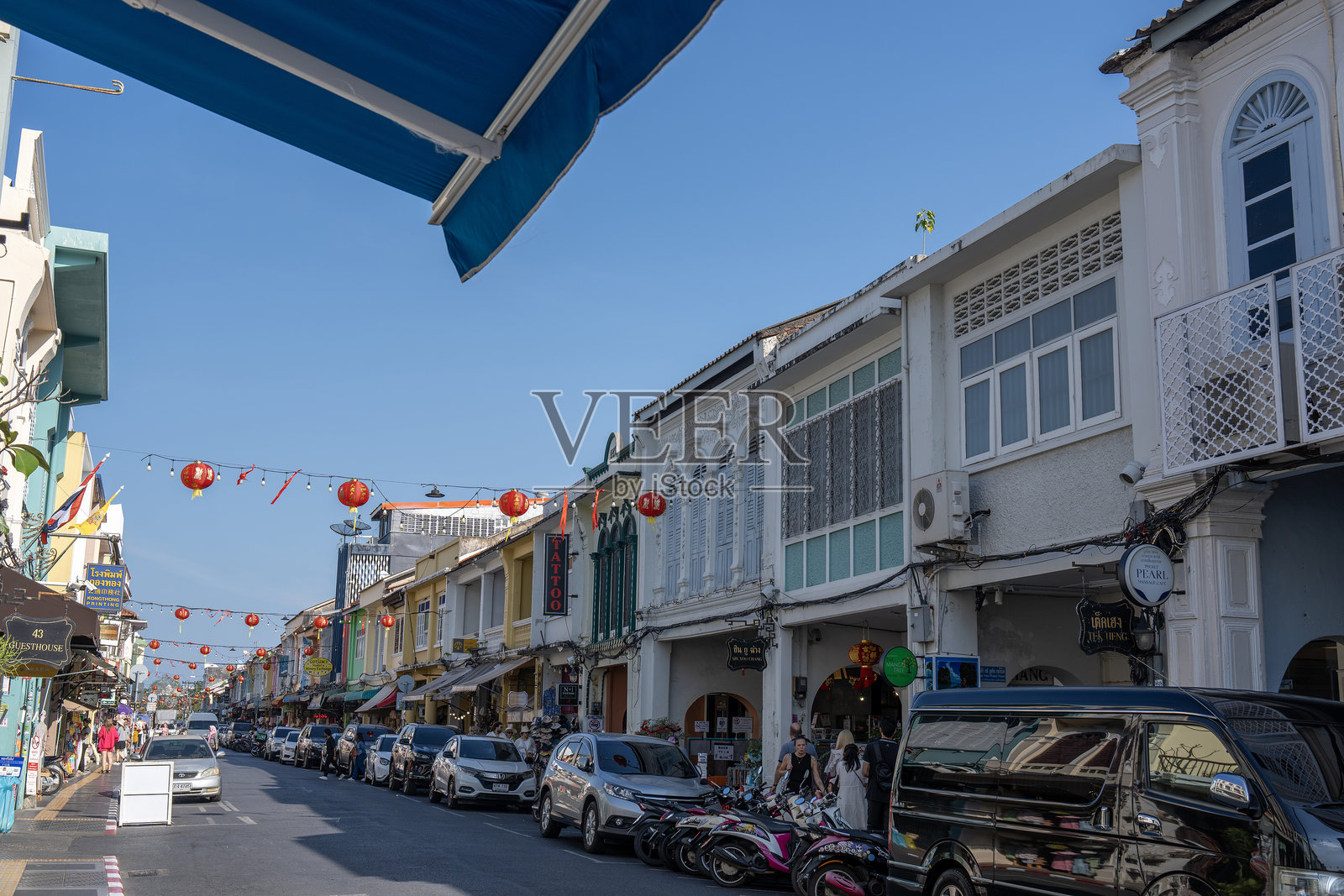 普吉岛老城区街道上色彩斑斓的葡萄牙风格建筑。具有历史意义的中葡建筑。照片摄影图片