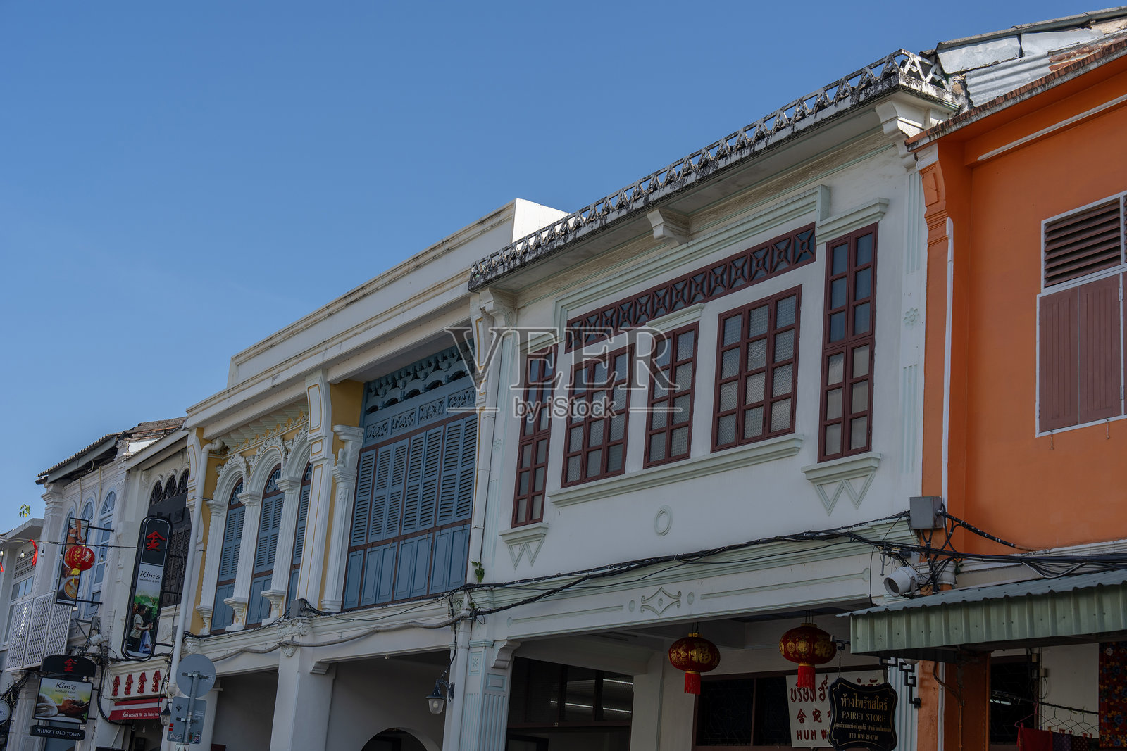 普吉岛老城区街道上色彩斑斓的葡萄牙风格建筑。具有历史意义的中葡建筑。照片摄影图片